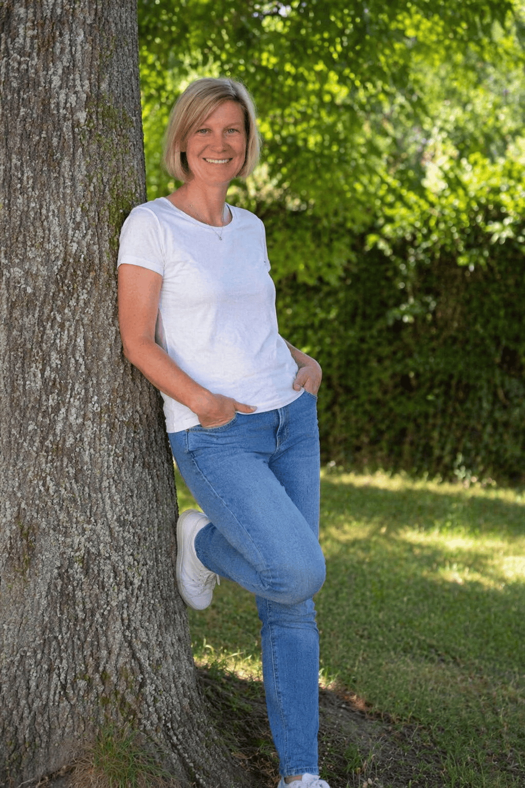 Laurence Fattebene lehnt enstpannt am Baum