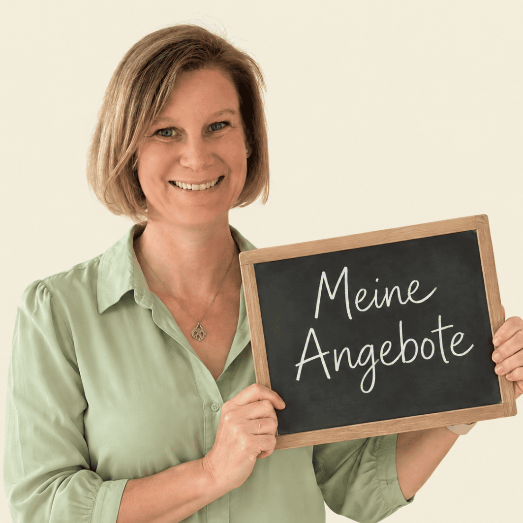 Laurence Fattebene hält eine Tafel hoch, wo drauf steht "Meine Angebote"